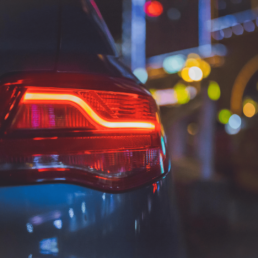 Bild zeigt die rechte Heckleuchte eines Autos bei Nacht.